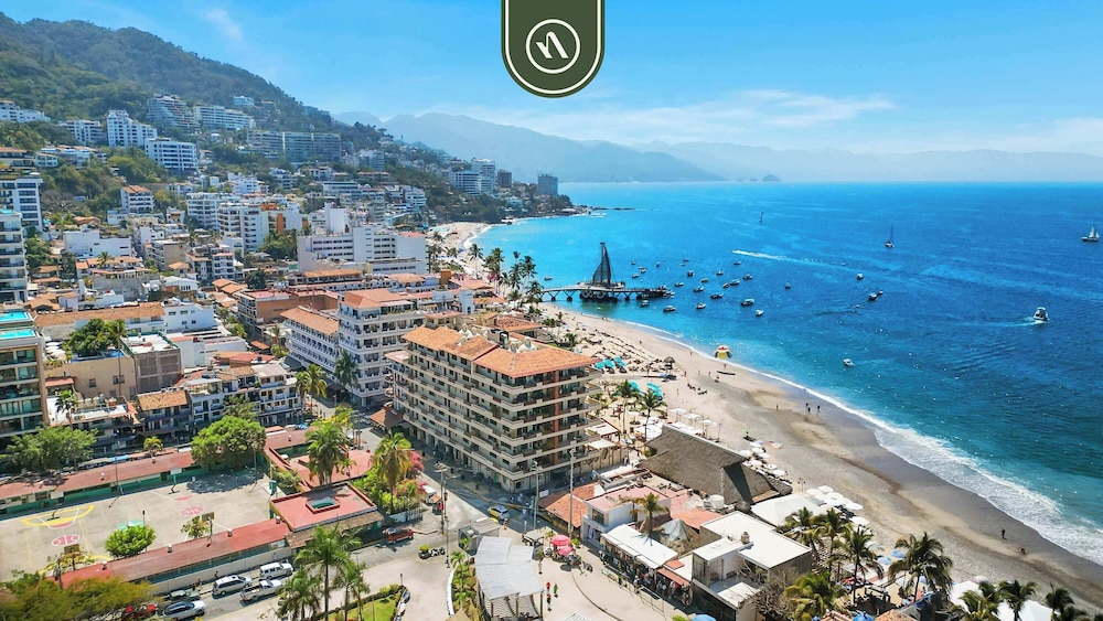 Beachfront Mexican Styled 3 BR Condo in Downtown