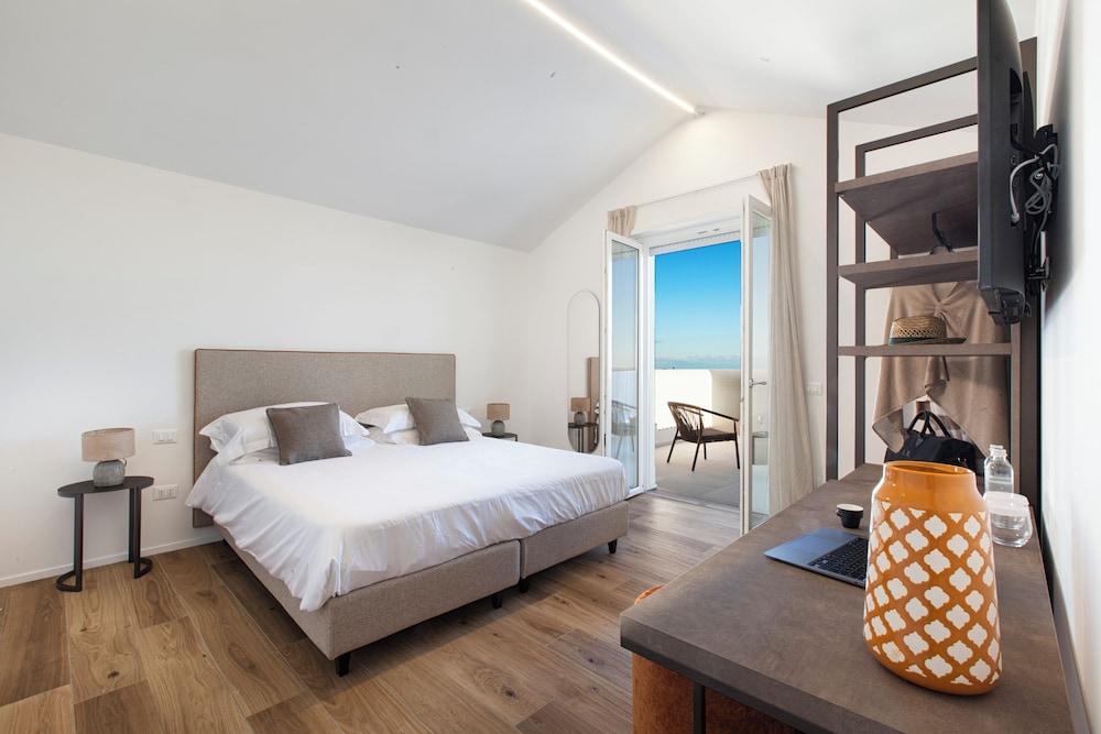 Design Villa With Infinity Pool & Li Galli View