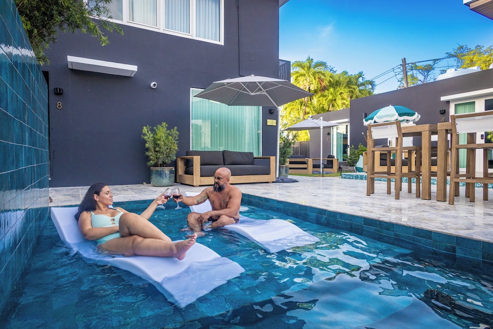 LaDiana QuenRoom Pool ResortVibe NearBch