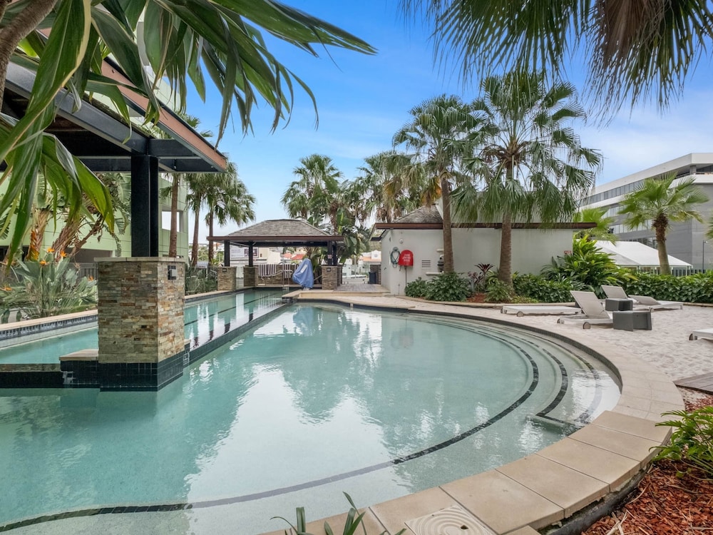 Sunny 2-bed in Valley With Premium Amenities