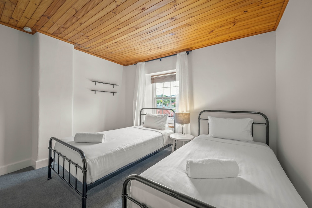 Stylish 3 Bedroom Townhouse - Hobart CBD