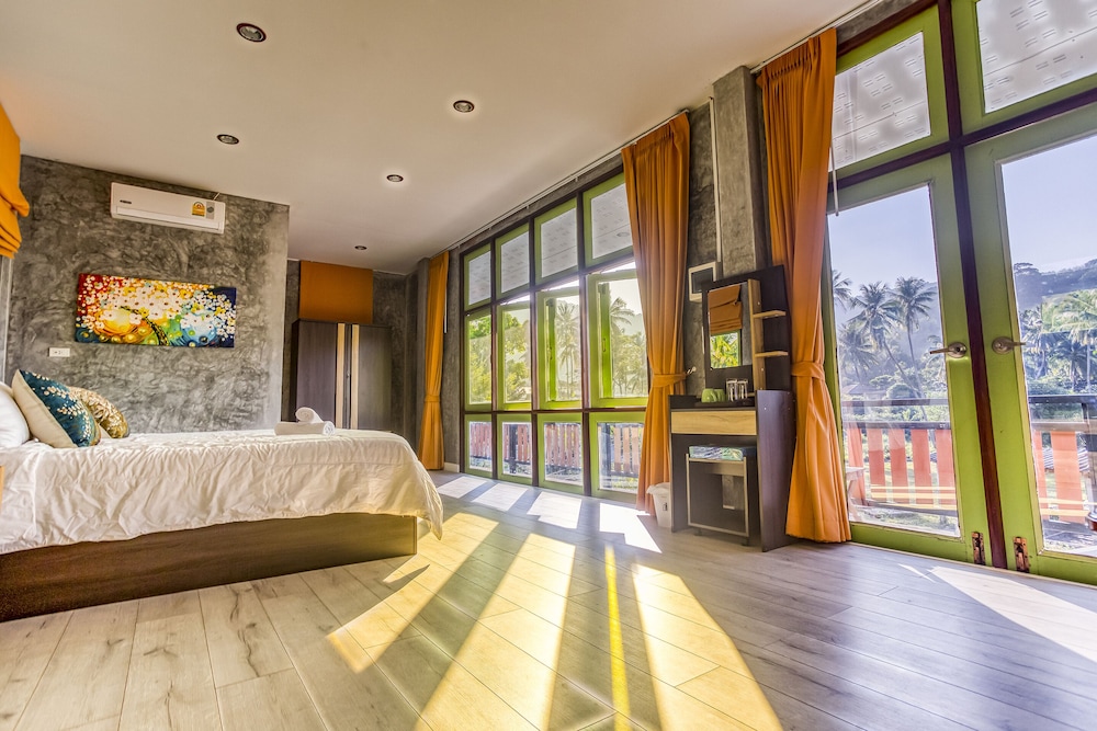 Tonmai Suites