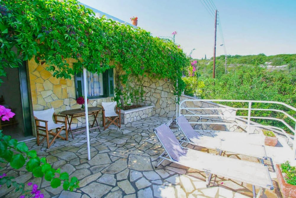 Dolphin Studio Swimming Pool Walk to Beach Sea Views A C Wifi Car Not Required - 559 view 4