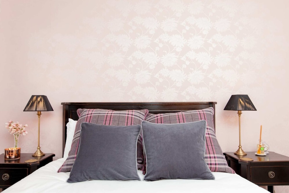 Holyrood Residence - Luxury Apartment With Parking