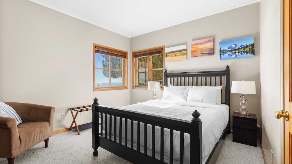 Seacliff Haven Waterfront Luxury, Stunning Views, Hot Tub & Game Room