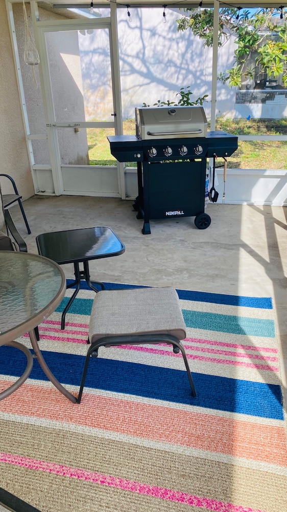 Near Beach-3br-sleeps6-patio-garden-parking-ac