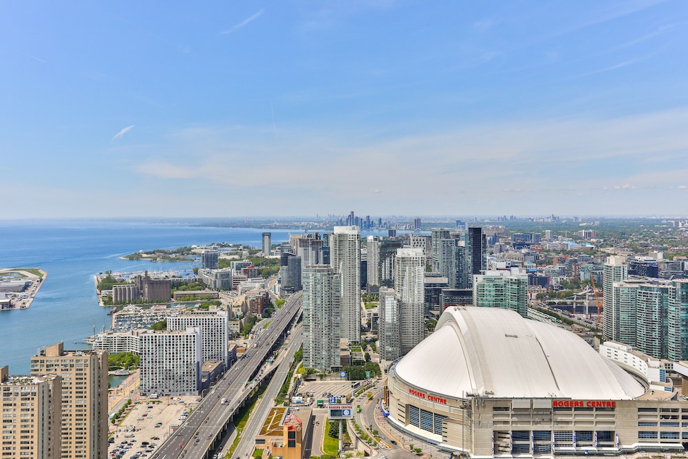 Luxury Lakeview Skyscraper by CN Tower