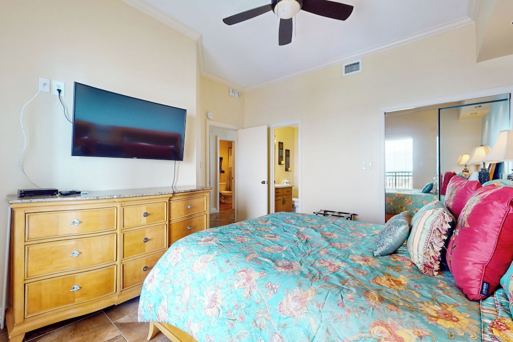 3BR Gulf View Pentouse w/ Pool - Steps to Shore