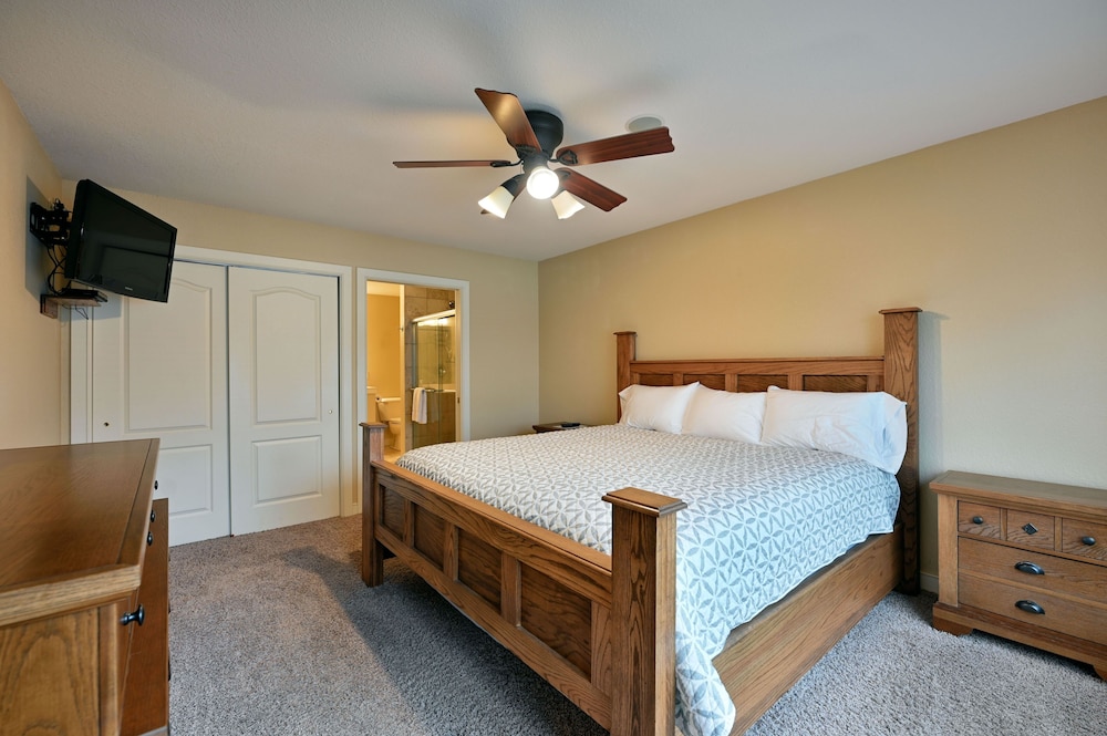 Unit 701 5 Bd 3 Ba 5 Bedroom Condo by RedAwning