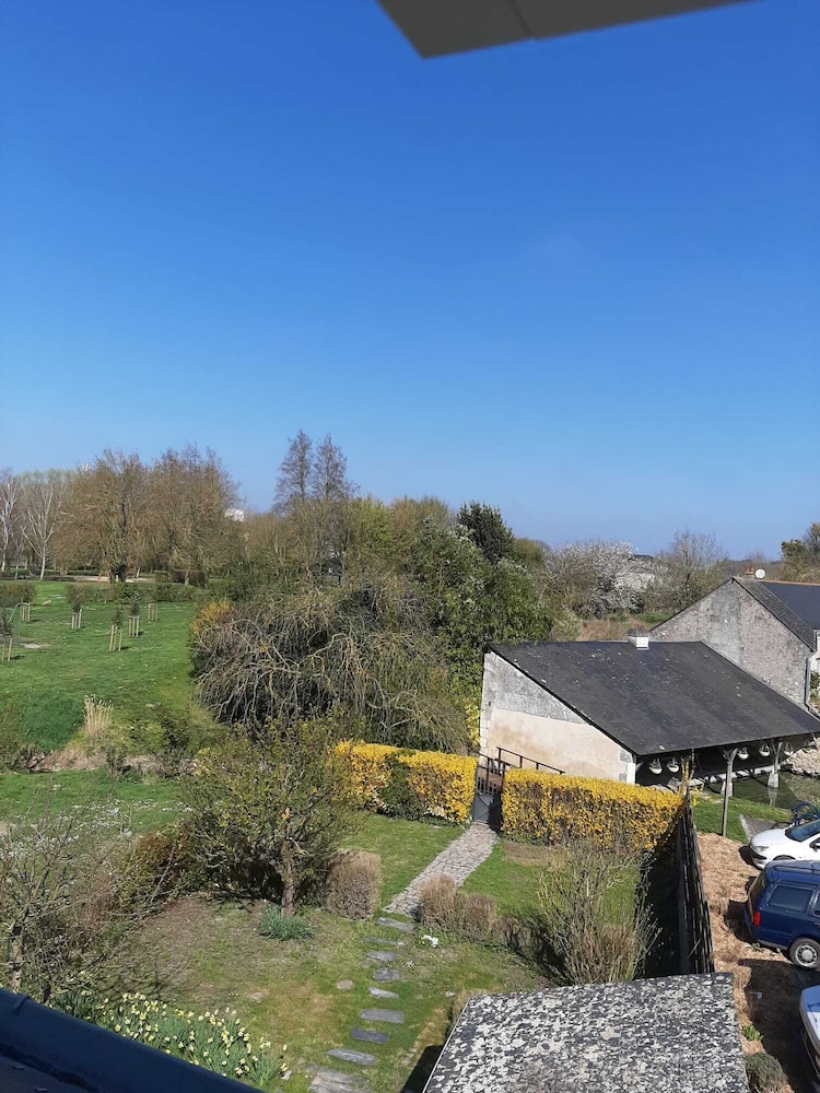 AU PIED DU LAVOIR