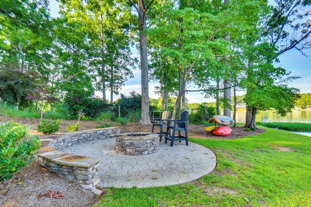 Waterfront Cabin on Lake Sinclair w/ Private Dock!
