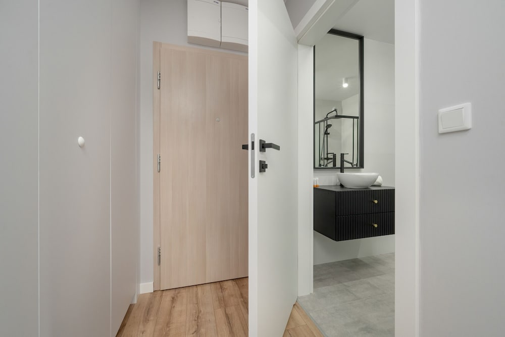 Elegant Studio Free Garage by Renters view 5