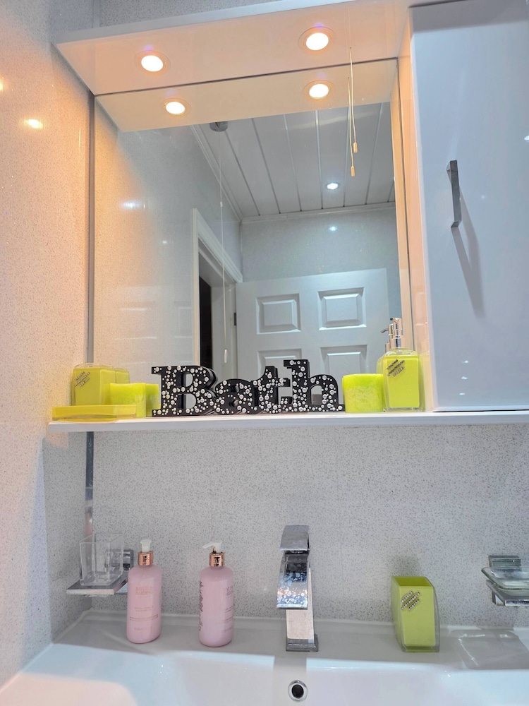 Spacious 3 Bed 2 Baths Free Wifi Central Location