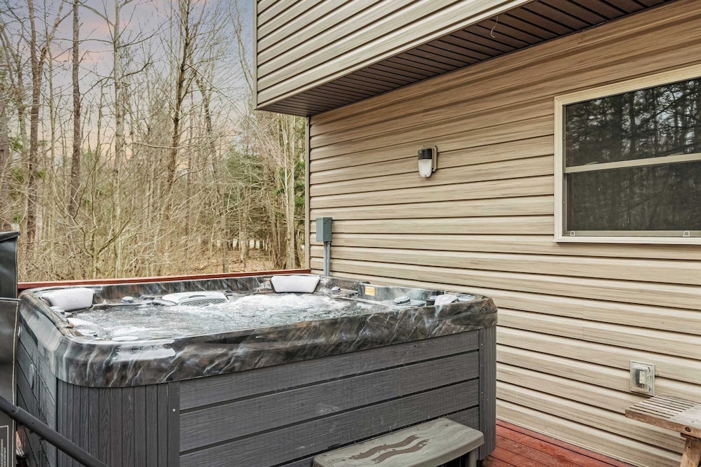 Rustic-chic Escape w/ Hot Tub, Fireplace & Nature Views Pine Woods Loft