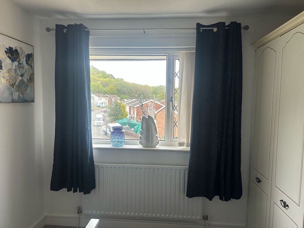 Family & Group Stay 3 Bedroom Swansea Home