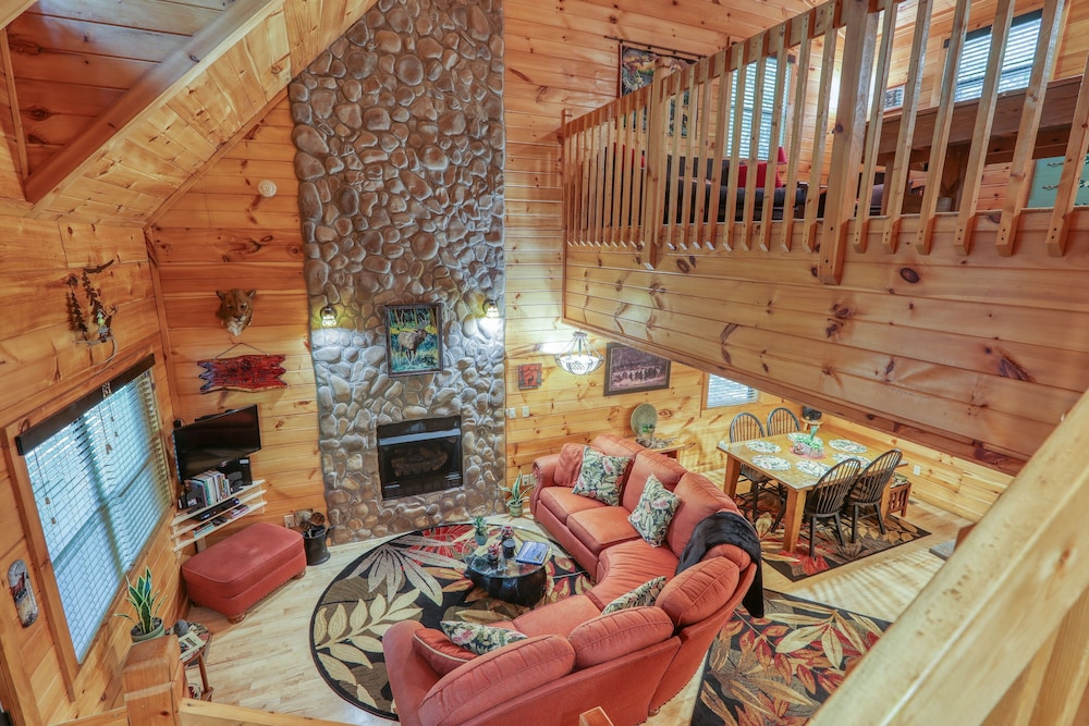 Elk Run On Cosby Creek - 2 Bedrooms, 2 Baths, Sleeps 7 Cabin by RedAwning