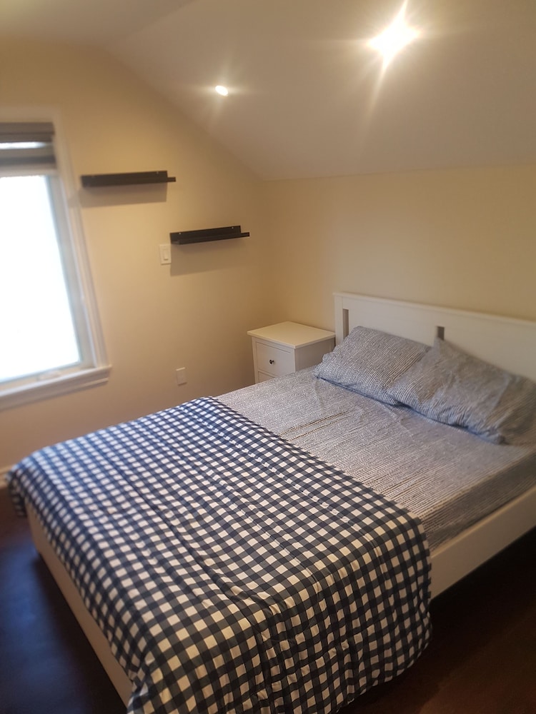 Room in Guest Room - Queen Room 2 Brampton Toronto Canada