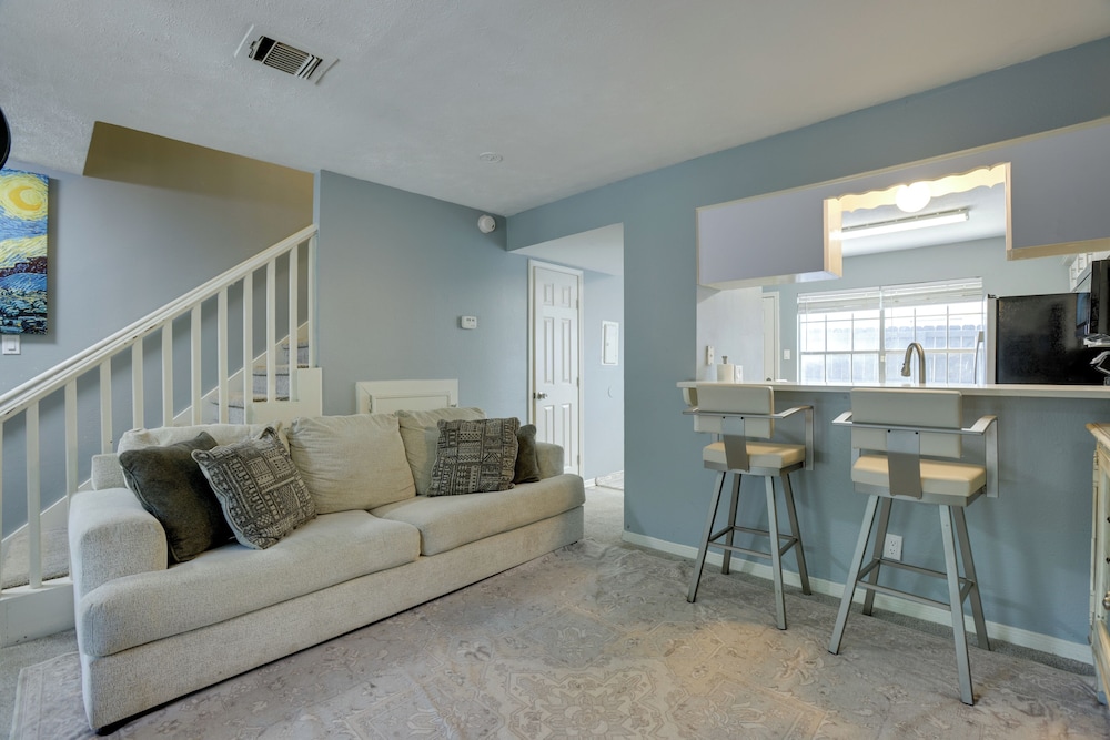 Pets Welcome! Humble Townhome 4 Mi to Airport