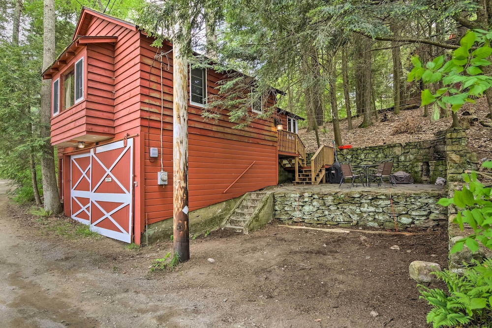 Rustic Berkshires Cottage at Lake Buel w/ Kayaks!