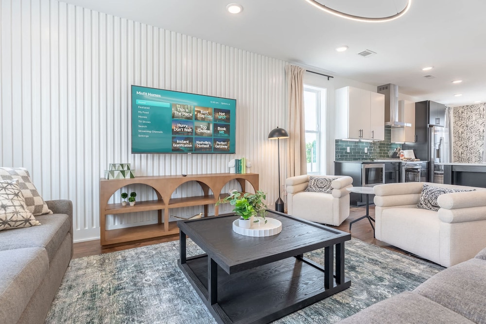 Luxe 4BR Retreat With Rooftop Fire Pit Garage