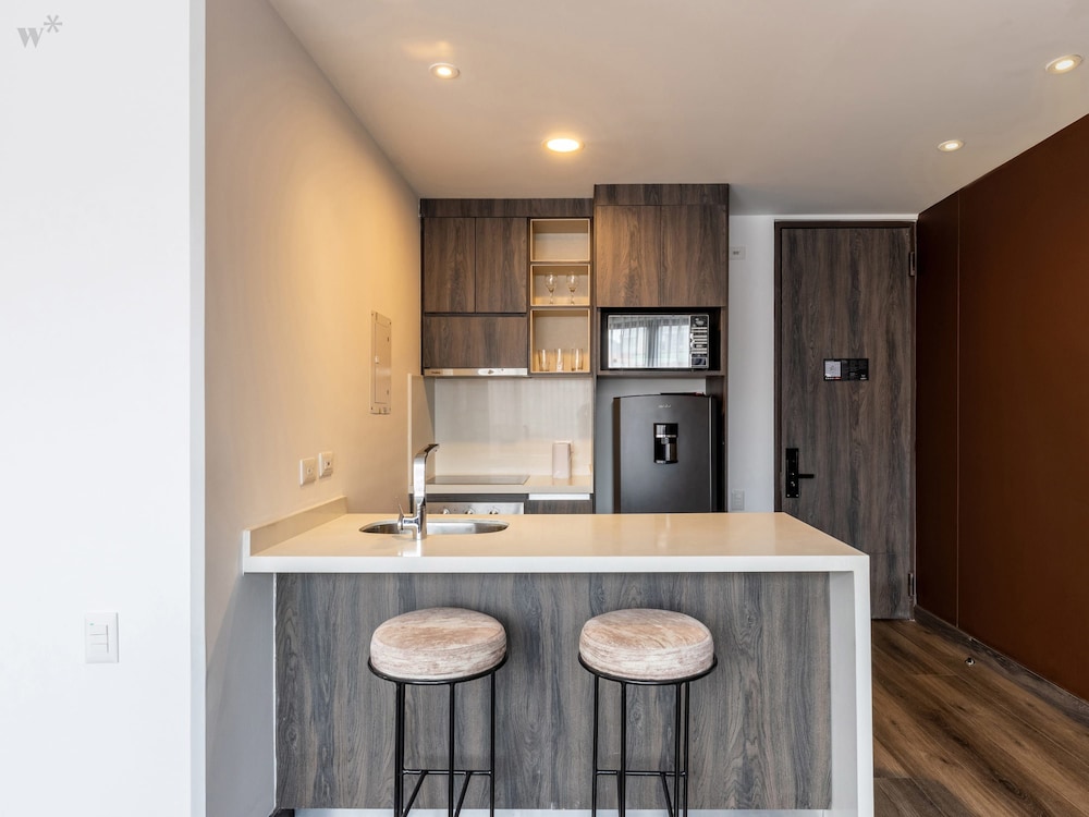w Modern 2BR in Luxury Building in Chico