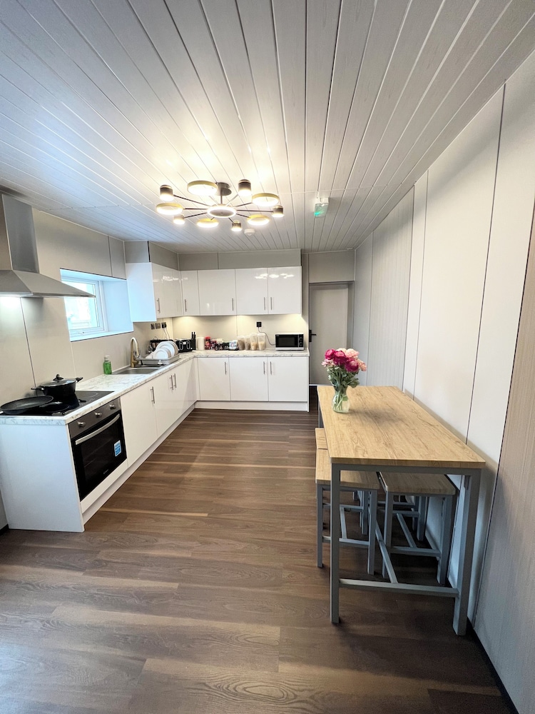 OYO Welsh Holiday Accommodation - Modern Stay