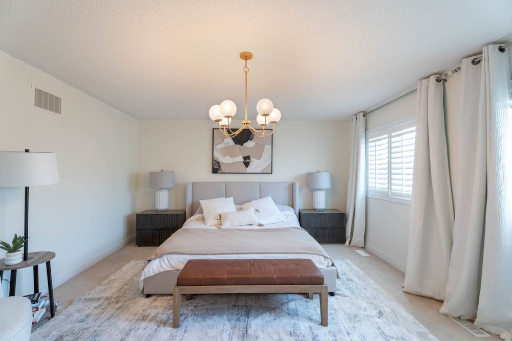 Stylish 4BR Oasis Peaceful Mississauga Location