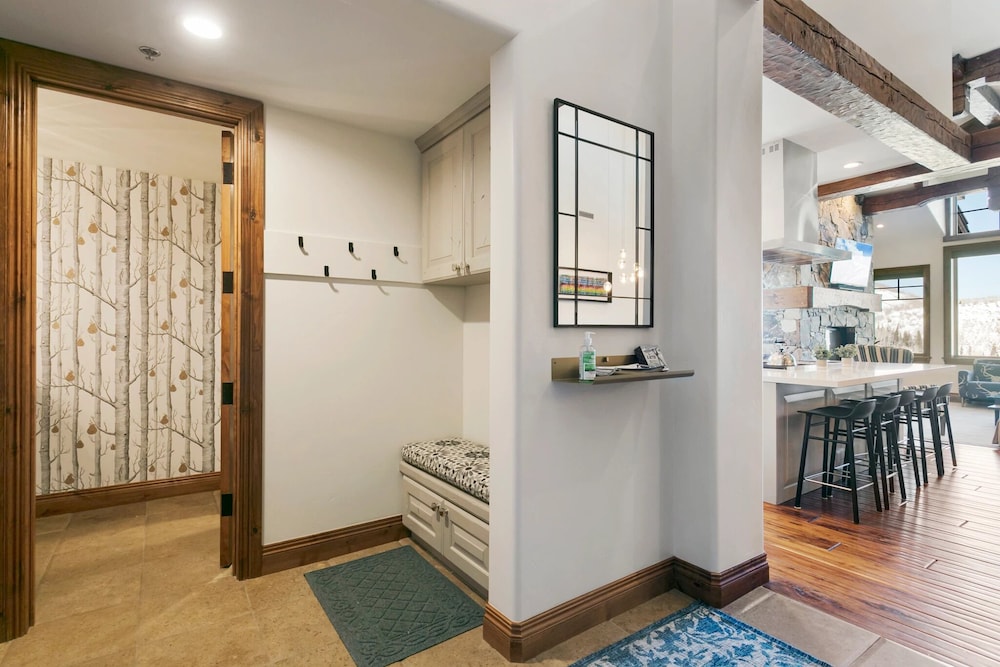 Grand Lodge - Four Bedroom #302 - Ski-in/ski-out 4 Condo