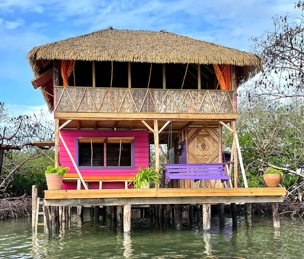 Urraca Monkey Island Eco Resort