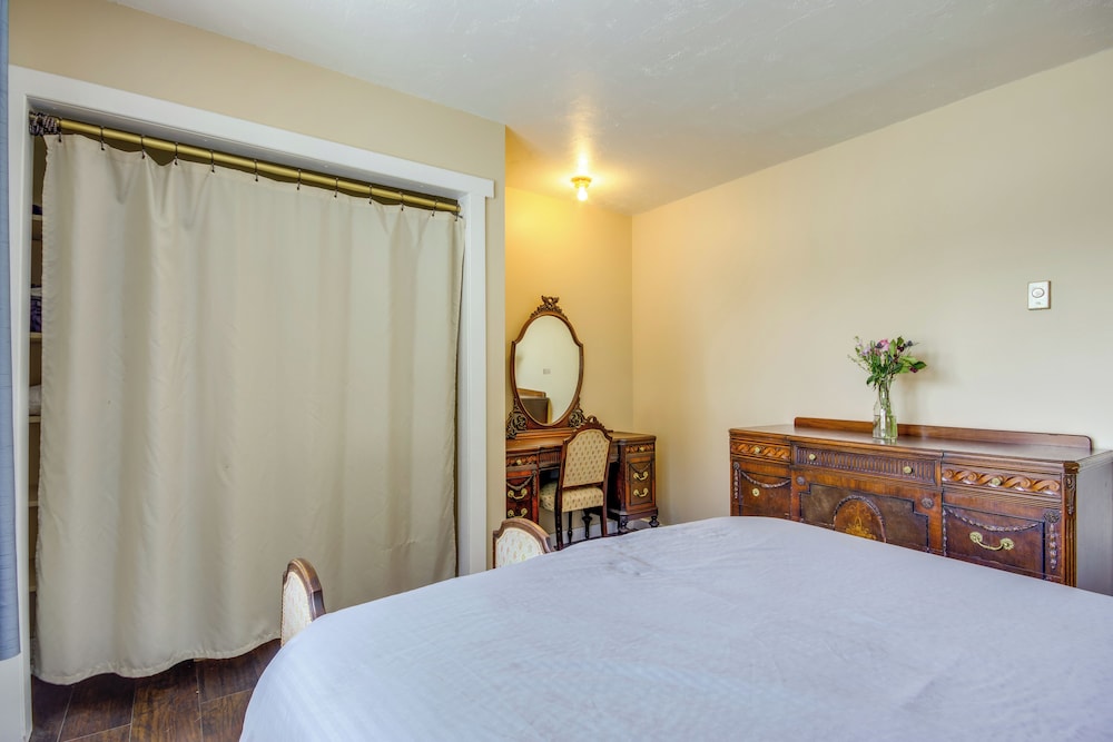 6 Mi to Chico Hot Springs: Villa w/ River Access