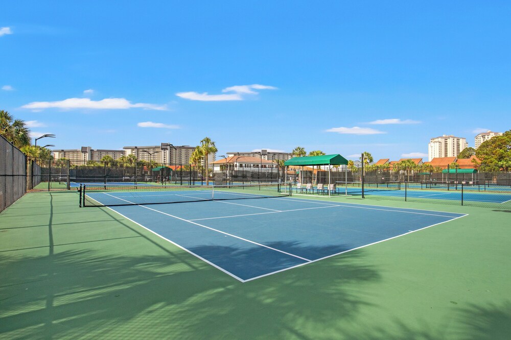 One More Round! 3BR 3BA Sleeps 10! 11 Pools! Golf Courses! Tennis Courts!