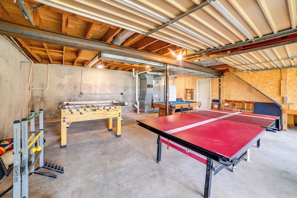 Game Room & Decks: Family Cabin in Springville!