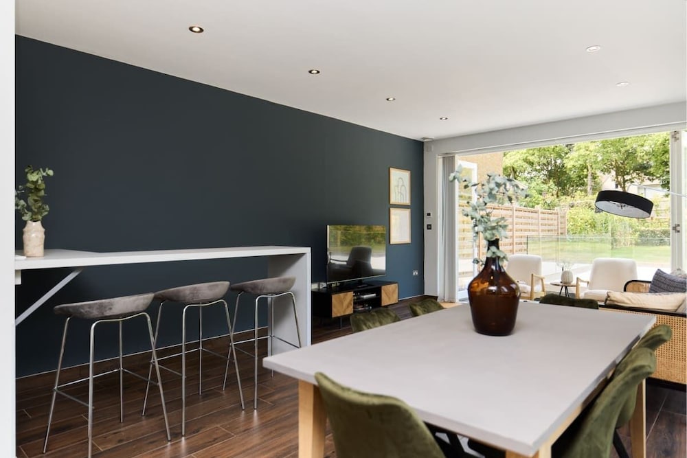 The Putney Hideaway - Modern and Elegant 3bdr Flat With Patio