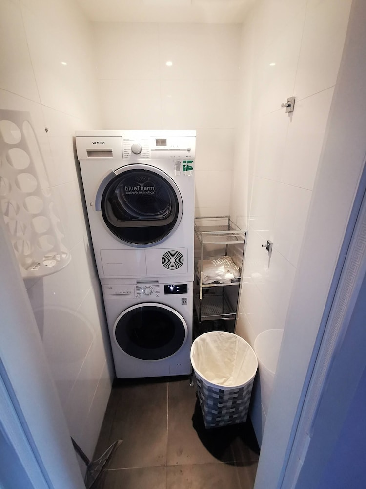 Free Parking Modern Smichov Apt Large Balcony, 10 Minutes Metro to Central