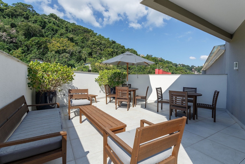 Apartment in the Center With Pool Rri103