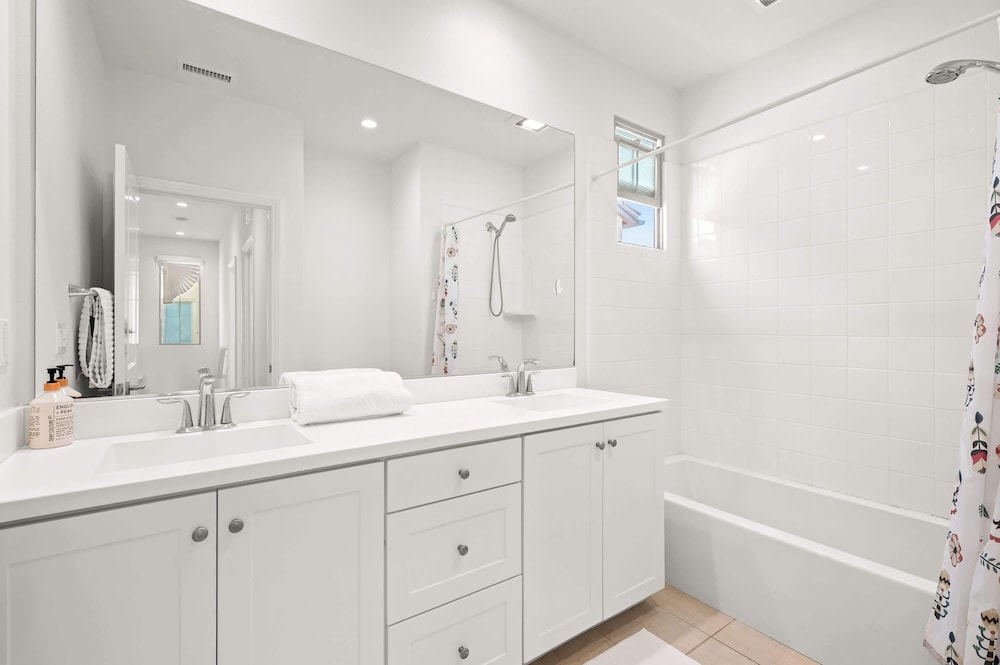 Stylish 3BR Irvine Oasis Family Friendly w Garage