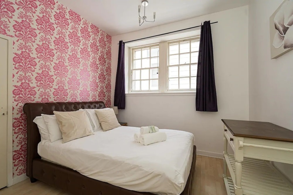 Stunning Royal Mile Old Town Apartment view 2