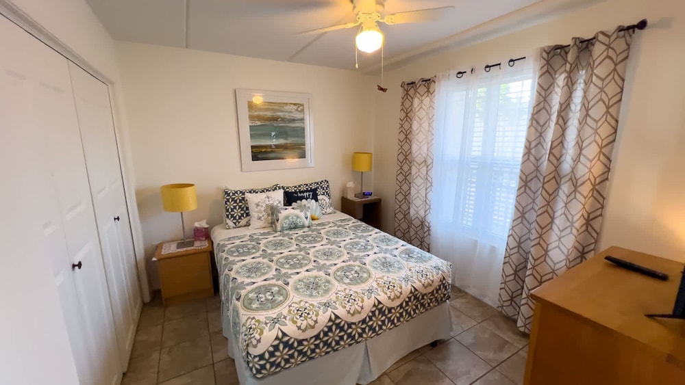 Cozy Family Retreat Steps To Beach Pool / Hot 2 Bedroom Apts