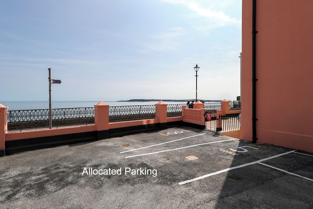 5 Paragon Court - Sea Front Apartment
