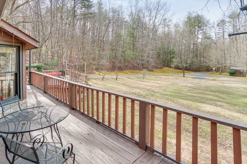 Charming Cabin w/ Fire Pit & Decks ~ 7 Mi to Helen