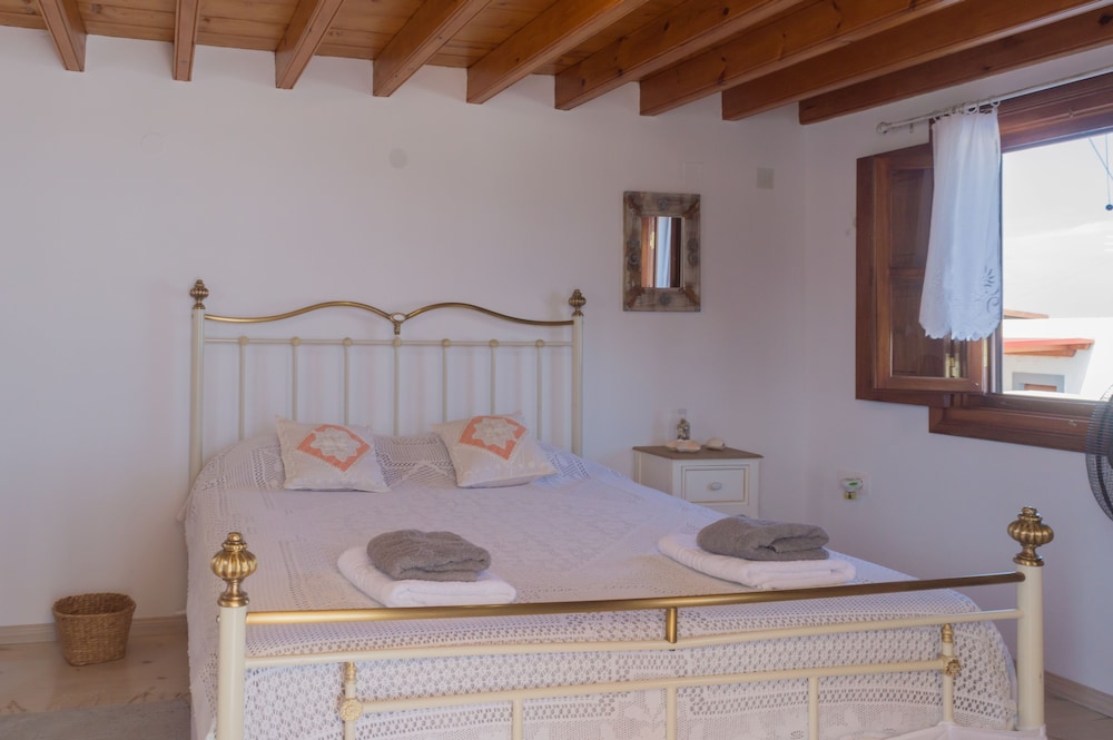 Manos house in Chora view 4
