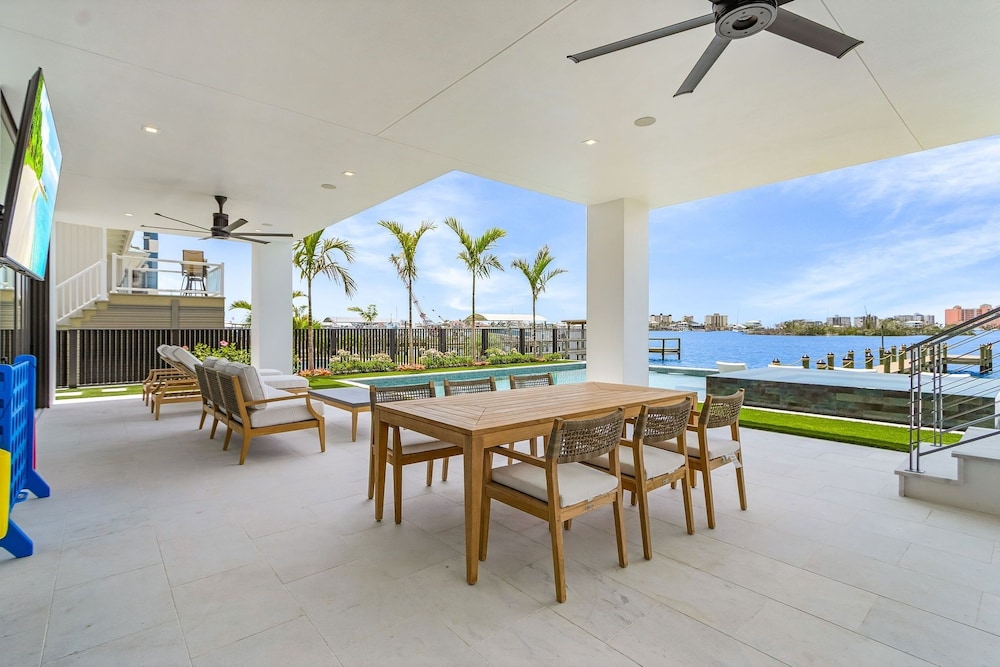 793 Shoreline Estate: 6bd/6br, Luxurious Pool Home On The Water! 6 Bedroom Home