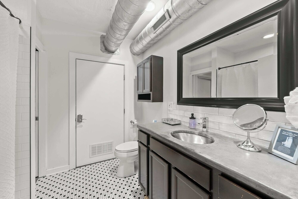 Short North Lounge Stay for 2 - Image 4