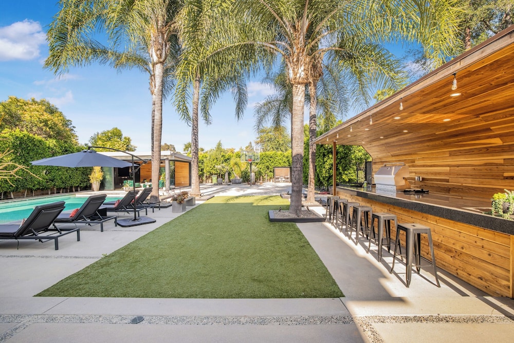 Louise Modern - Luxury Smart Estate in Encino w/ Pool, Gym & Spa