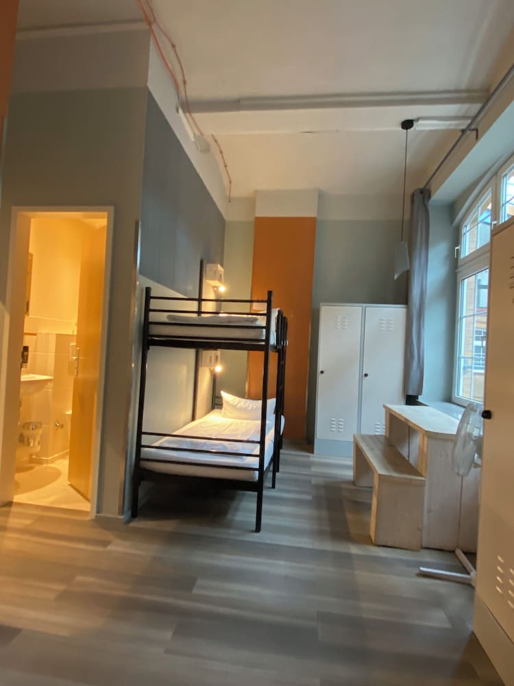 Singer109 Hostel