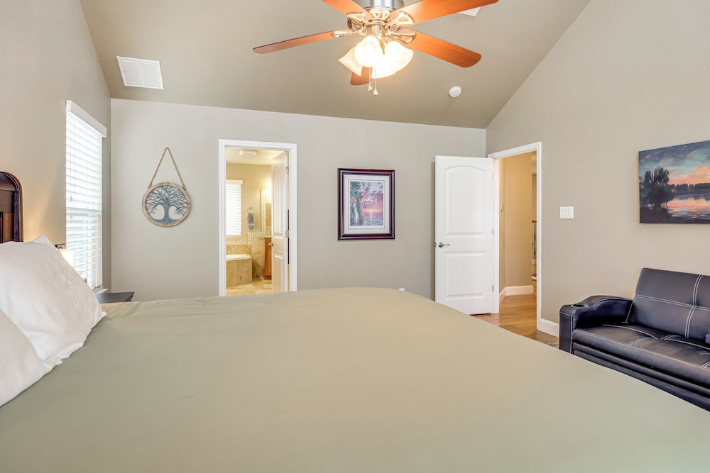6 Mi to Water: Spacious Canyon Lake Home