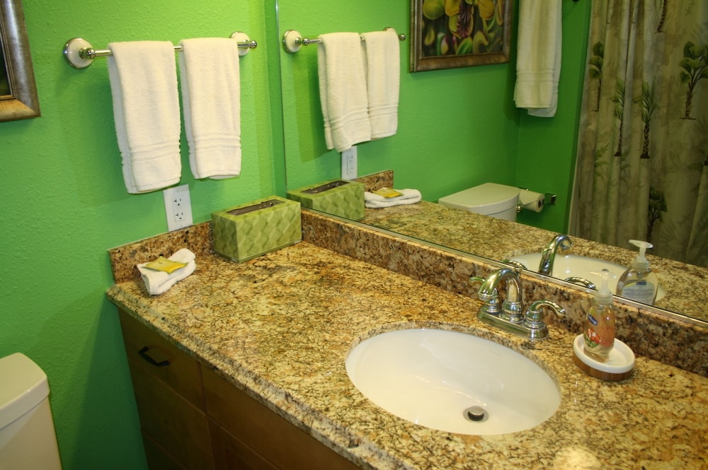 Sea Ge 1-205-oceanfront 2 Bedroom Condo by RedAwning