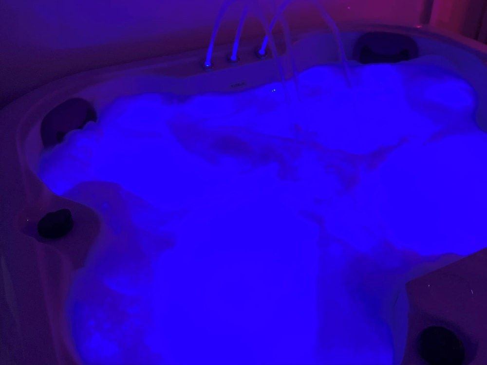 Cozy Hideaway With Hot Tub & Sauna Sleeps 7