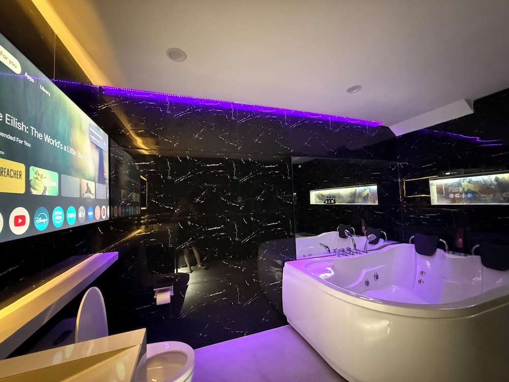 Kandi Suites 2BR with private Jacuzzi