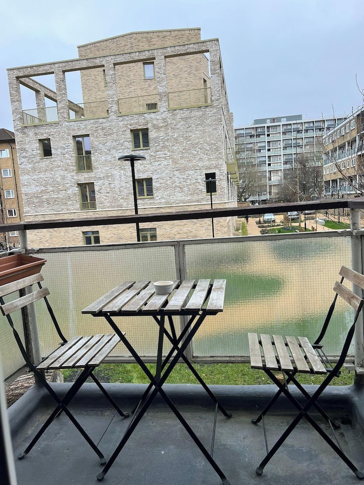 Flat-sleep2bathtub-netflix-heart of London-balcony